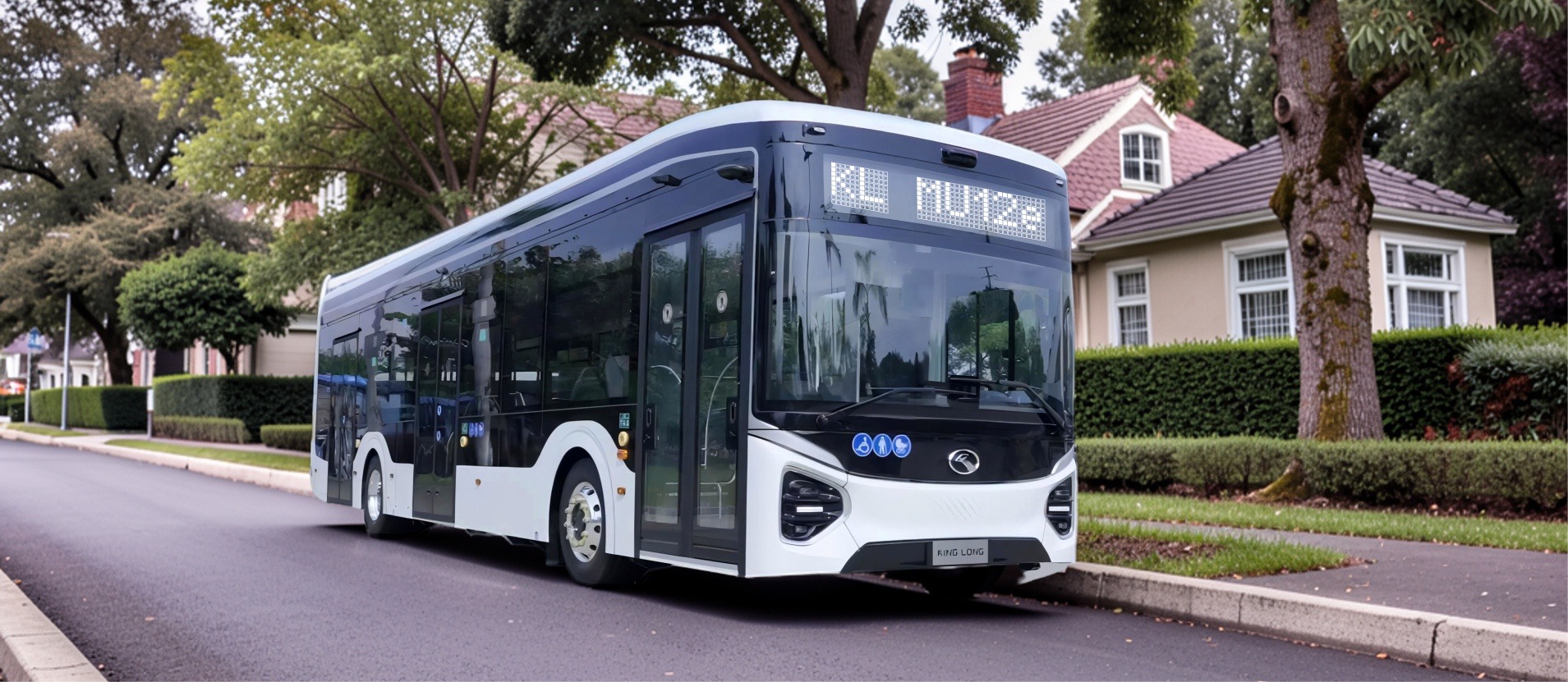 autobus electrico king long MU12e estacionado en un barrio residencial