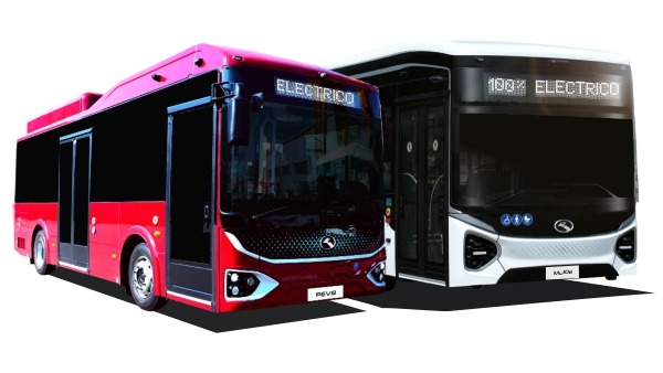 dos autobuses electricos rojo y blanco de la marca king long del modelo PEV8 y MU12e