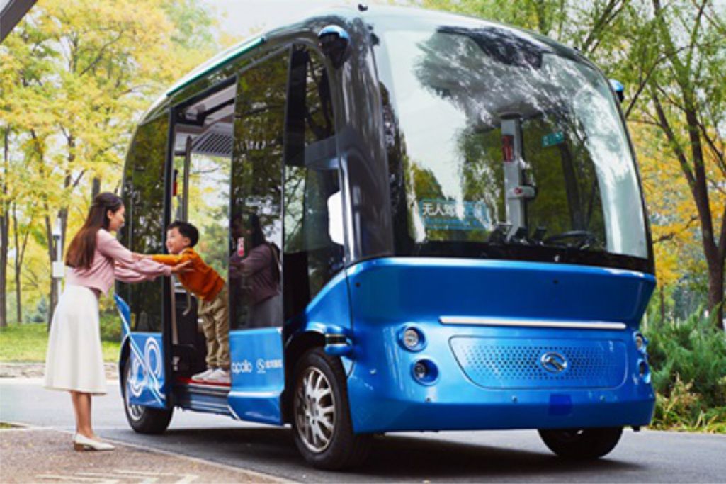 viajeros saliendo de autobuses de conducción autónoma king long
