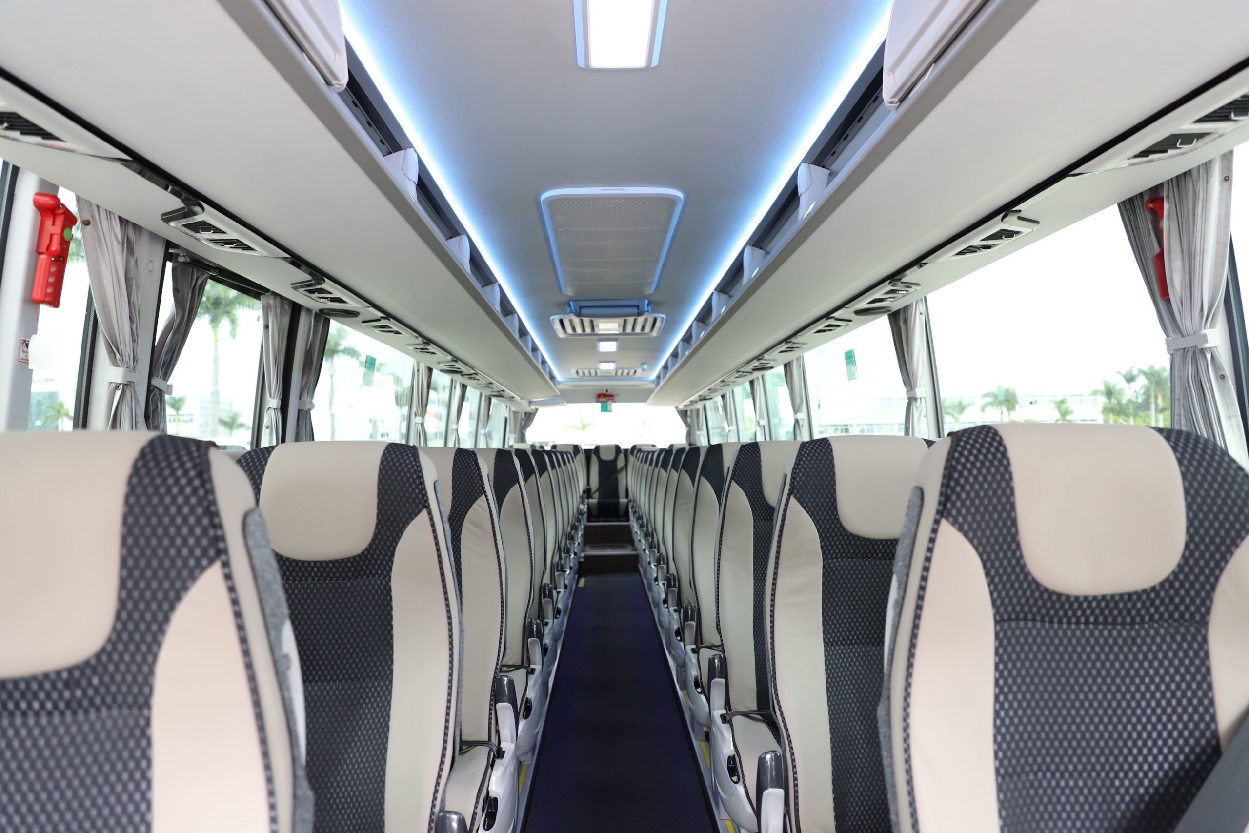 interior del King Long C13 HD con butacas FAINSA GALA