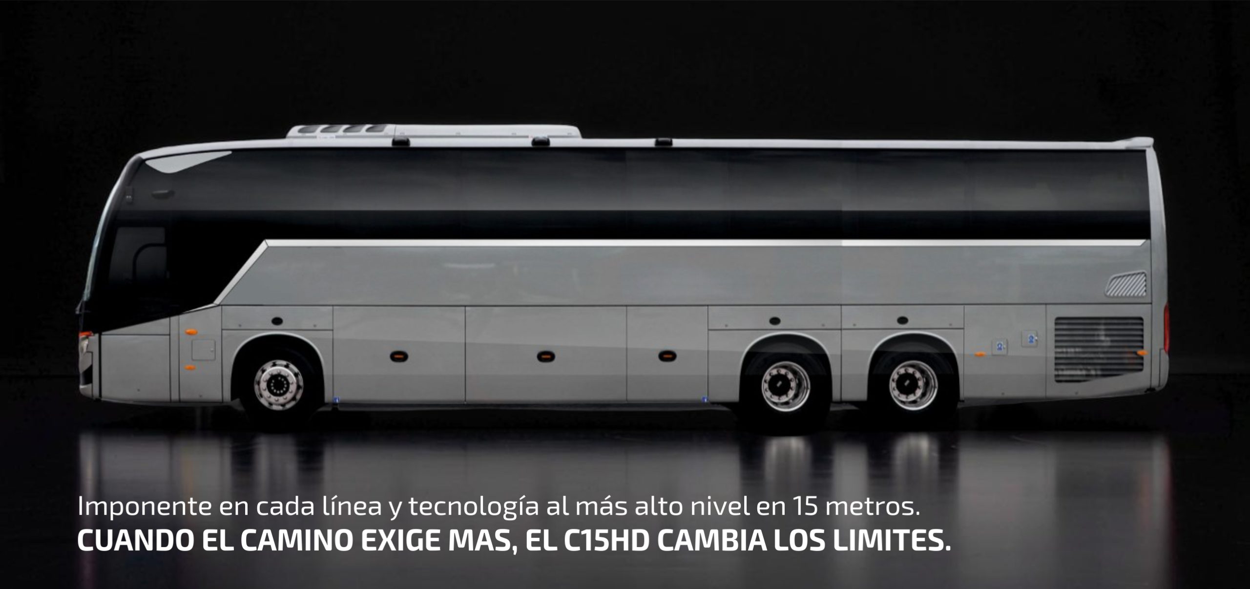 autocar king long c15 hd de 15 metros de longitud visto desde el lateral derecho del conductor