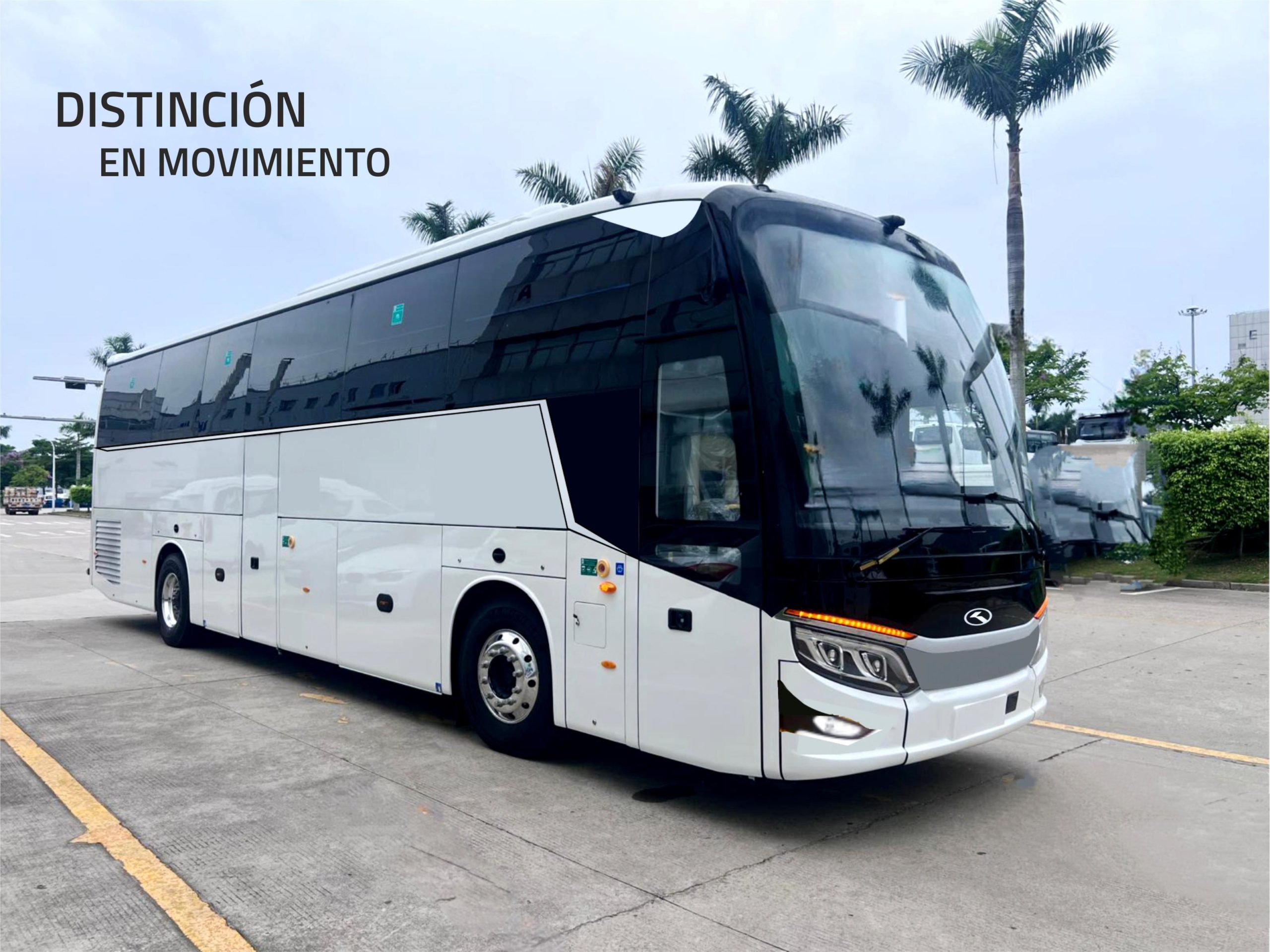 el nuevo King Long C13 HD de color blanco en una carretera