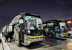 varios autobuses king long mc estacionados en la estación de autobuses