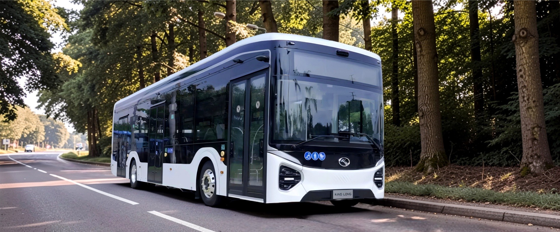 bus electrico king long mu12e en una vía con arboles a los lados