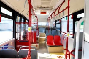 interior de un midibus electrico pequeño de piso bajo