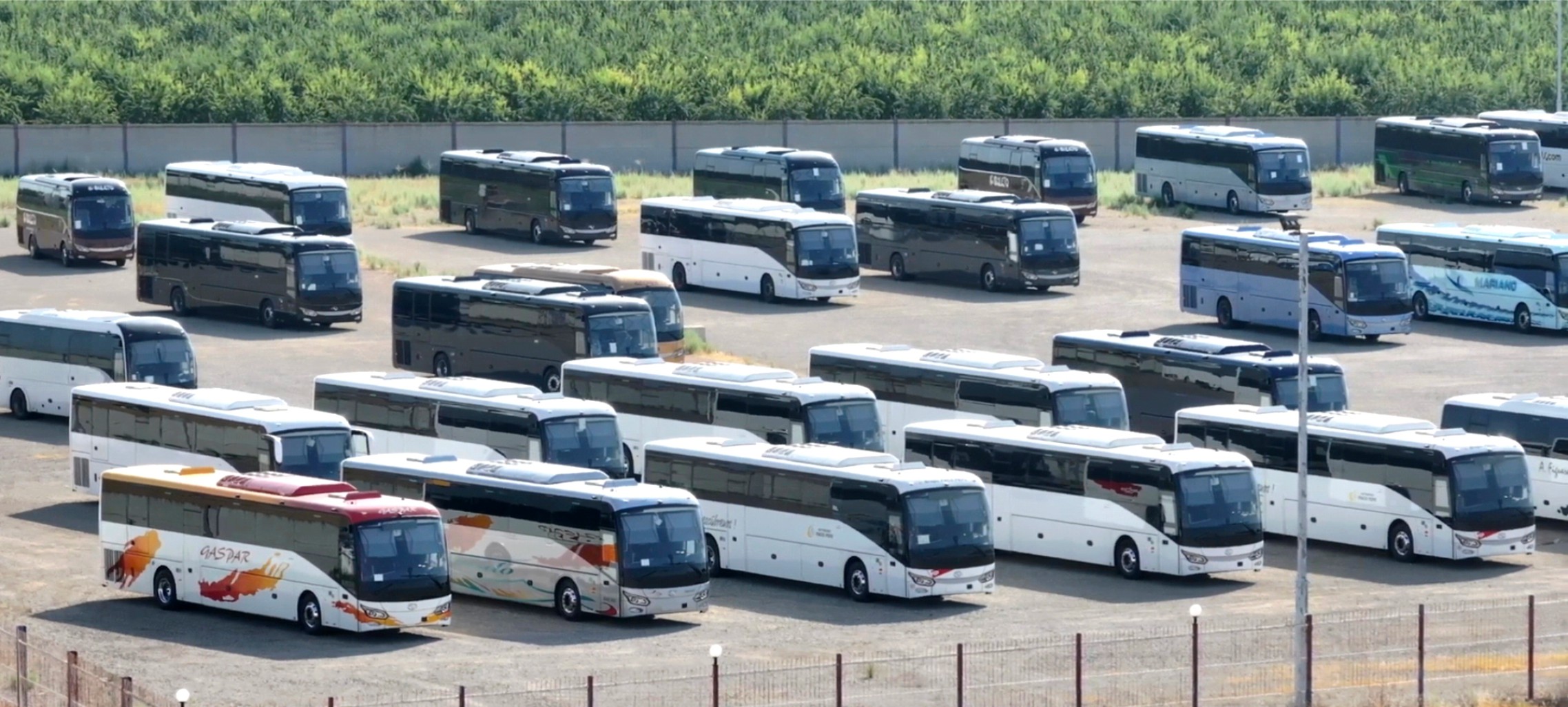 autocares king long de clientes en la campa de buses de albacete