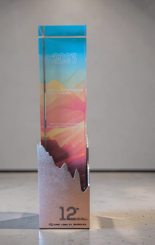 trofeo de king long internacional a king long españa por sus resultados. el trofeo es vertical y tipo cristal